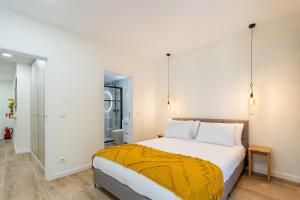 En eller flere senge i et værelse på Liberdade 546 Family Apartment By Sé Apartamentos