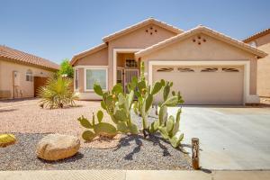 un cactus frente a una casa con garaje en Gilbert Vacation Rental with Private Pool and Patio, en Gilbert