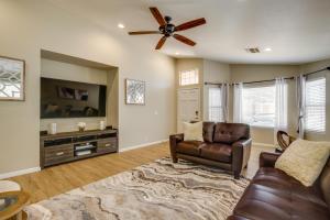 Seating area sa Gilbert Vacation Rental with Private Pool and Patio