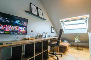 TV a/nebo společenská místnost v ubytování Maisonnette en duplex Calme & Cosy