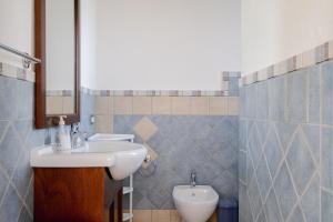 A bathroom at Appartamenti Costa - BUDONI SWEET HOME