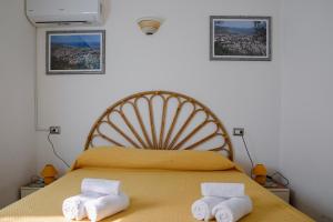 A bed or beds in a room at Appartamenti Costa - BUDONI SWEET HOME