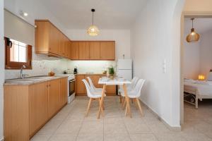A kitchen or kitchenette at Orkos Naxian Wave 3 Még 35 kép