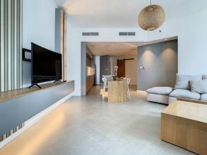 uma sala de estar com um sofá e uma mesa em Key View - Torch Tower em Dubai