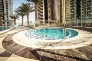 uma grande piscina num edifício com edifícios altos em Key View - Torch Tower em Dubai