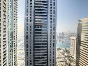 uma vista de um edifício alto em uma cidade em Key View - Torch Tower em Dubai