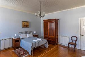 a bedroom with a bed and a table and a chair at Casa do Hospital-Guest House in Abaças