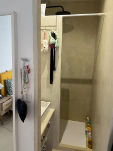 einen Schrank mit einem Spiegel und einem Waschbecken im Zimmer in der Unterkunft Villa Kitty Cat - 6 Pers. Piscine in Cassis