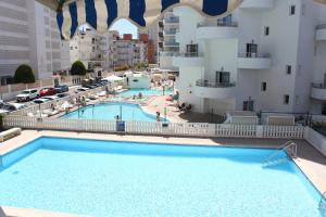 Bazén v ubytovaní Flamingo Solo Familias Serviplaya alebo v jeho blízkosti