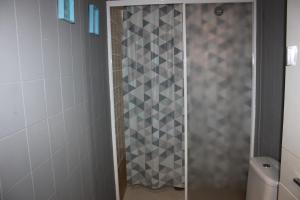eine Dusche mit Glastür im Bad in der Unterkunft Wimpy Solo Familias Serviplaya in Casas Las Basas