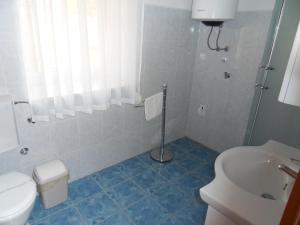 Koupelna v ubytování Apartments Petricevic 2