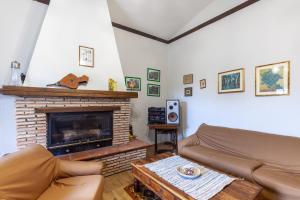 salon z kanapą i kominkiem w obiekcie Casa vacanze La Capannina w mieście Pieve Fosciana