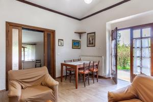 a living room with a table and a dining room at Casa vacanze La Capannina in Pieve Fosciana