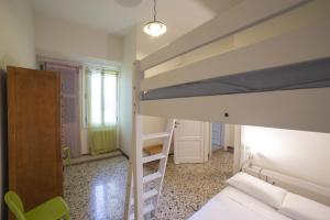 Habitación pequeña con litera y escalera en Ca del Parco by Venicevillas, Sant'Elena, en Venecia