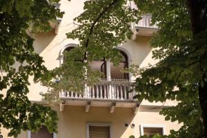 ein Gebäude mit einem Balkon auf der Seite in der Unterkunft Ca' del Parco in Venedig