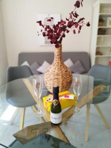 una mesa de cristal con una botella de vino y dos copas en Suite Apartament Cathedral en Sevilla