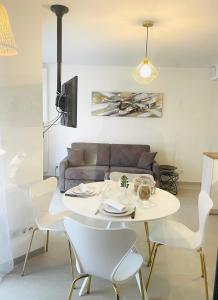 Posedenie v ubytovaní Le Quartz Tresum in a modern residence near the lake garage included