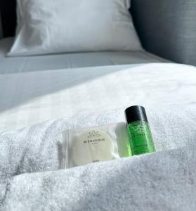 uma garrafa de detergente em cima de uma cama em Champs Elysées area - Deluxe Family Apartments em Paris