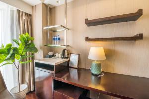 a desk with a lamp and a plant in a room at Nanjing Kaibin Apartment - Aishang Shopping Mall in Nanjing