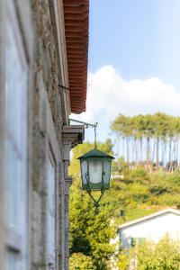 una luz de la calle en el lateral de un edificio en Casa do Hospital-Guest House en Abaças