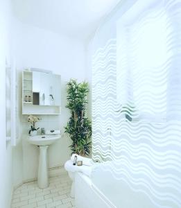 bagno con doccia e lavandino di Champs Elysées area - Deluxe Family Apartments a Parigi