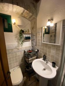 Vannas istaba naktsmītnē La Casa nei Vicoli: in Centro a Due Passi dal Lago