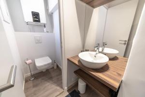 een badkamer met een wastafel en een toilet bij Studio JACQUARD avec terrasse-Oullins centre-Lyon in Oullins