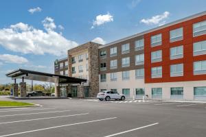 een auto geparkeerd op een parkeerplaats voor een gebouw bij Holiday Inn Express & Suites - Lancaster - Mount Joy, an IHG Hotel in Mount Joy