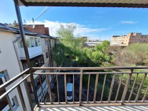 Rõdu või terrass majutusasutuses Синій малахіт Простора біла 2 кімнатна квартира з видом на Білу бесідку та Сонячний парк Мережа Alex Apartments Безконтактне заселення цілодобово