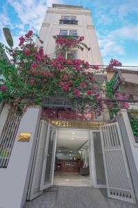 um edifício com flores na frente em Hotel Hoàng Thịnh em Da Nang