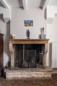a fireplace in a living room with a mantle at Viola in Asquins