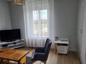 Televízia a/alebo spoločenská miestnosť v ubytovaní Appartement paisible en Baie de Morlaix Plougasnou + 2 fotografie