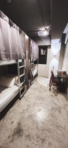 Palanda nebo palandy na pokoji v ubytování 拉開門輕旅 Le Passage Hostel