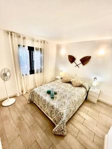una camera da letto con un letto e una finestra con ombrelloni sul muro di Cozy apartment in centric area at caleta de fuste with Air Conditioner a Caleta De Fuste