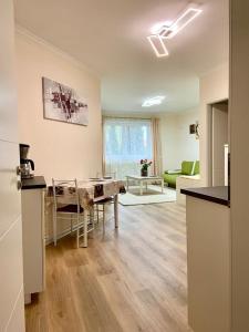sala de estar con mesa y sofá verde en Wohnung im Erdgeschoss en Bietigheim-Bissingen