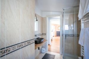 bagno con lavandino e doccia di Stazione Tribunale & Università Bright Apartment a Pescara