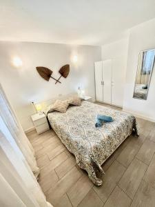 una camera da letto con un letto con un ombrello sul muro di Cozy apartment in centric area at caleta de fuste with Air Conditioner a Caleta De Fuste