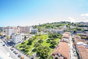una vista aérea de una ciudad con un parque en Stazione Tribunale & Università Bright Apartment en Pescara