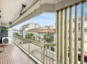 uma varanda com vista para a cidade em Mimosas -2 rooms-Terrace-City center -Air conditioning em Cannes
