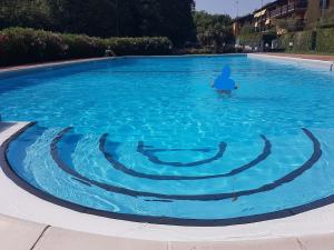 בריכת השחייה שנמצאת ב-Holiday-Home-Desenzano או באזור