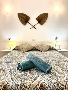 un letto con due cuscini e un orologio a muro di Cozy apartment in centric area at caleta de fuste with Air Conditioner a Caleta De Fuste