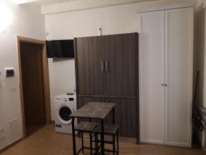 a laundry room with a washing machine and a table at Mario Al Borgo in San Benedetto del Tronto