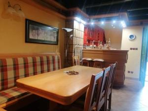 Un comedor con una mesa de madera y una cocina. en Šetnja među oblacima, en Bajina Bašta 12 fotos más