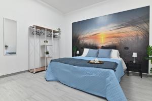 Ένα ή περισσότερα κρεβάτια σε δωμάτιο στο IzzHome Cozy Room