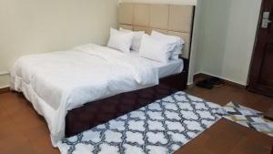 Una cama o camas en una habitación de Stylish Studio apartment with Pool and Gym