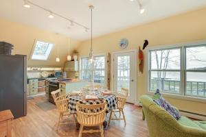 Fotografie z fotogalerie ubytování Waterfront Deer Isle Apartment with Fire Pit v destinaci Deer Isle + 21 fotografií