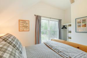 Schlafzimmer mit einem Bett und einem Fenster in der Unterkunft Waterfront Deer Isle Apartment with Fire Pit in Deer Isle