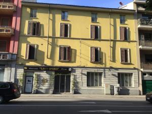 um edifício amarelo no lado de uma rua em Leon doro em Parma