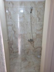 ein Bad mit einer Dusche und einer gefliesten Dusche in der Unterkunft Deniz Manzaralı in Arsin