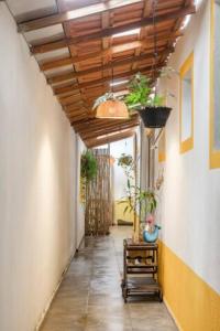um corredor vazio com um tecto com plantas em CASA TUPI em Ubatuba